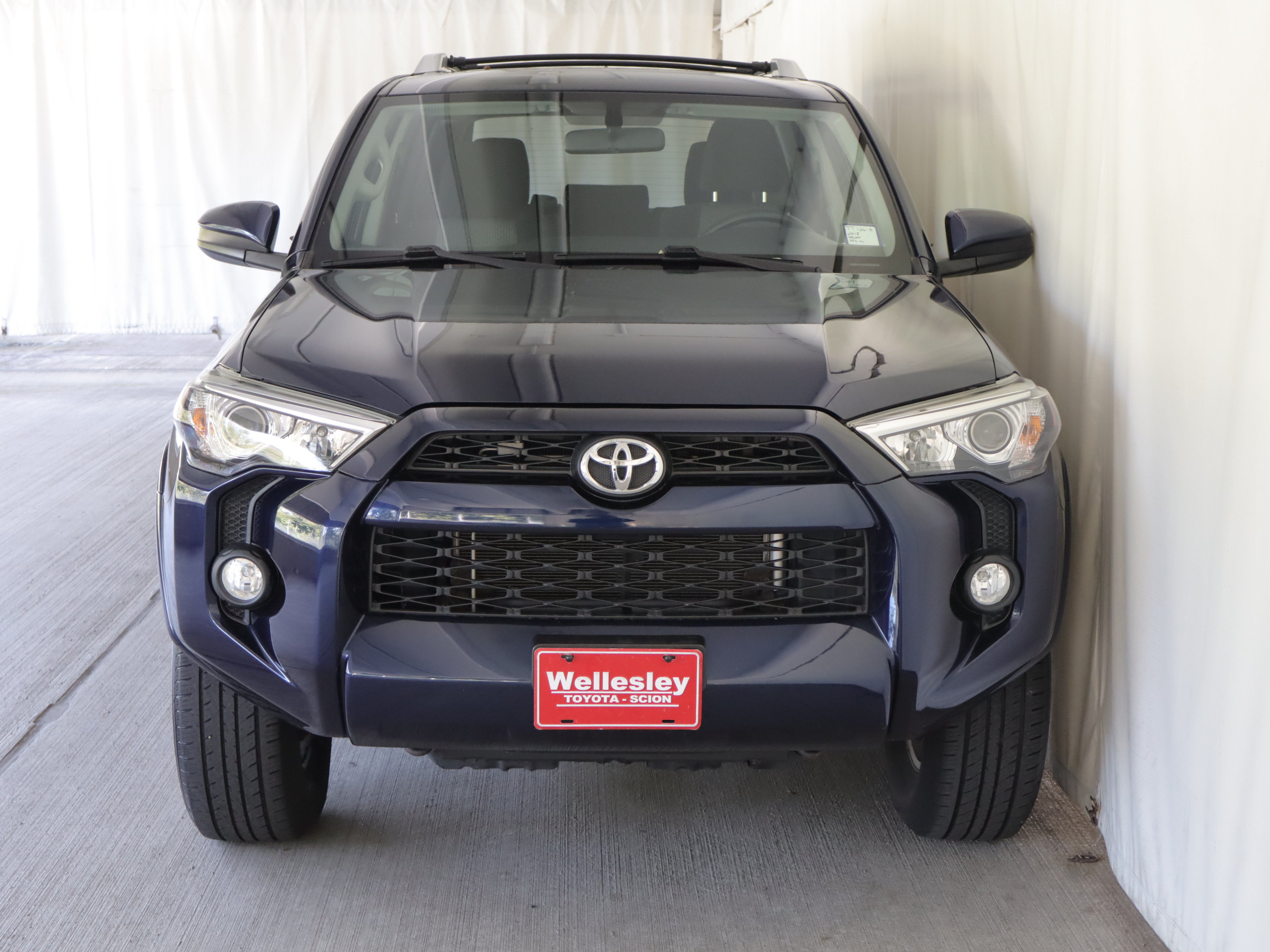 Used 2018 Toyota 4Runner SR5 AWD/4WD image 3