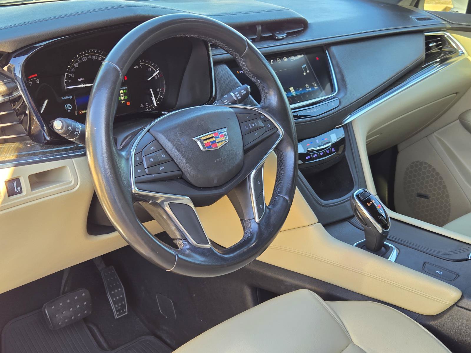 Used 2019 Cadillac XT5 FWD image 16