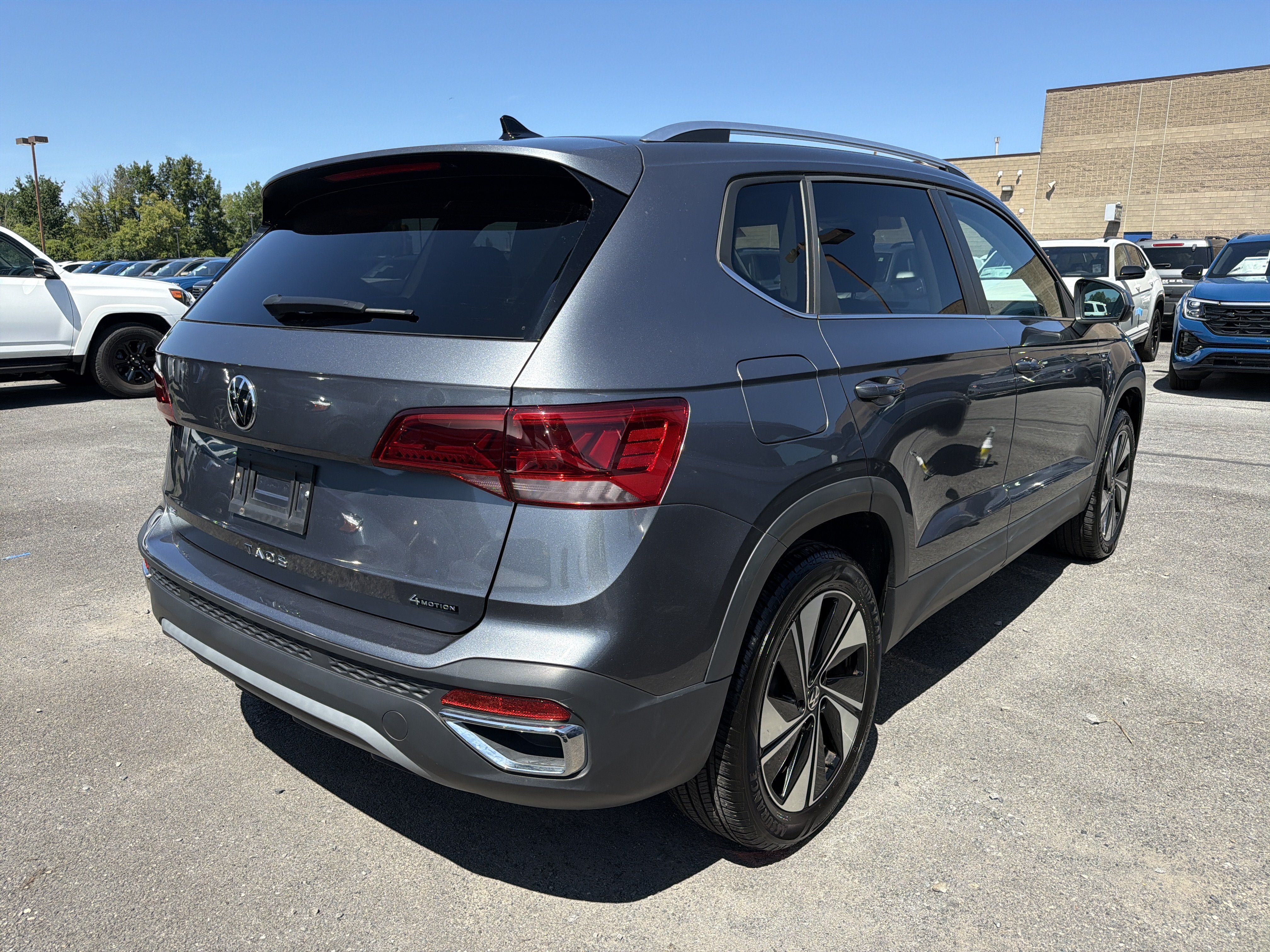 Used 2023 Volkswagen Taos SE AWD/4WD image 6