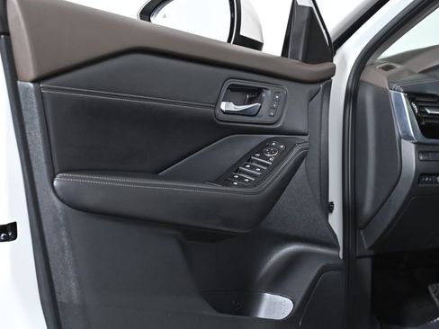 Used 2023 Nissan Rogue SL w/ SL Premium Package image 32