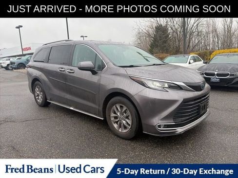 Used 2023 Toyota Sienna XLE image 1