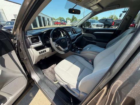 Used 2015 Toyota Highlander LE AWD/4WD image 10
