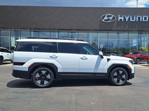 Used 2025 Hyundai Santa Fe SEL FWD image 2