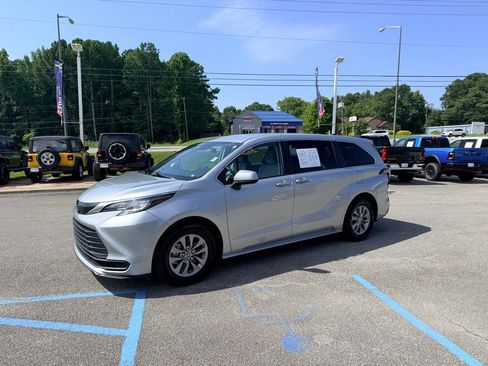 Used 2022 Toyota Sienna LE FWD image 2