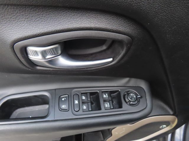 Used 2017 Jeep Renegade Limited AWD/4WD image 16