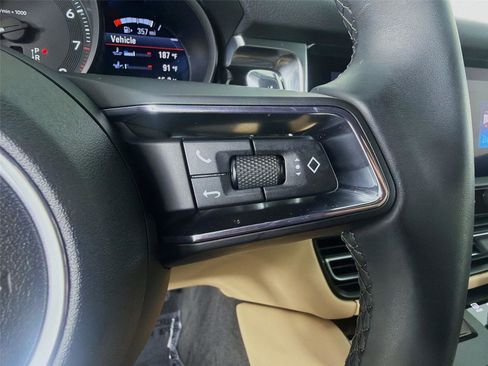 Certified 2025 Porsche Macan image 14