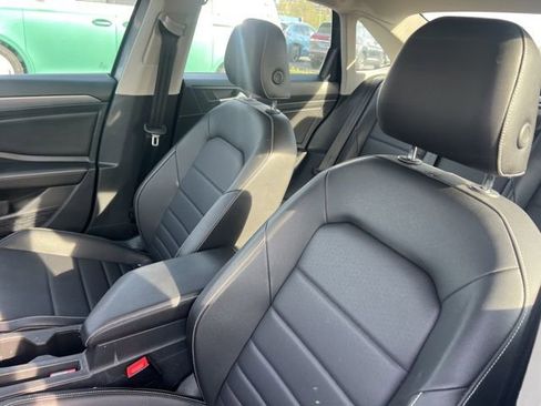 Used 2022 Volkswagen Jetta SE w/ Panoramic Sunroof Package image 10