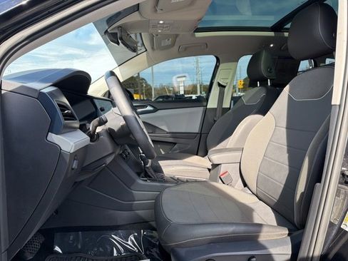 Used 2024 Volkswagen Taos SE w/ Panoramic Sunroof Package image 12