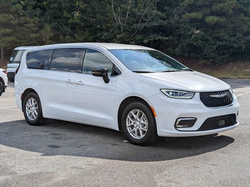 Used 2026 Chrysler Pacifica Select FWD image 11