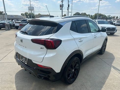 Used 2024 Buick Encore GX Sport Touring image 5