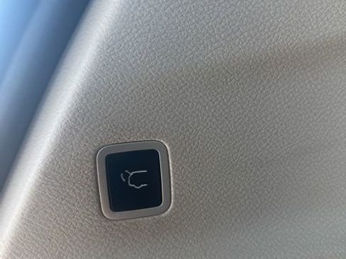 Used 2023 Chrysler Pacifica Limited image 32