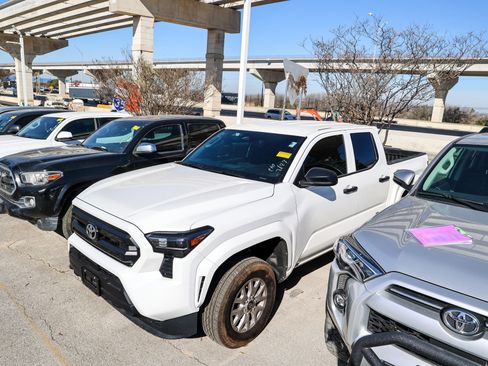 Used 2026 Toyota Tacoma SR image 3