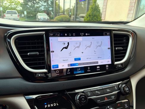 Used 2023 Chrysler Pacifica Touring-L FWD image 28