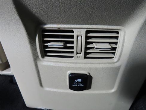 Used 2017 Nissan Titan SV image 31