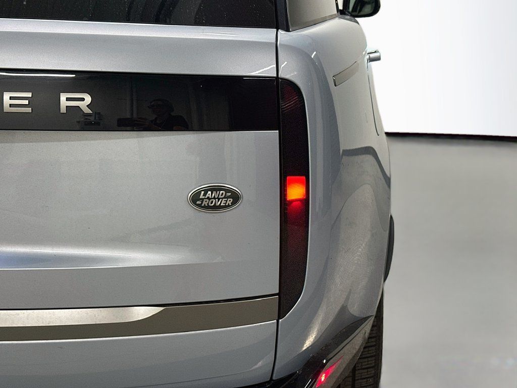 Used 2023 Land Rover Range Rover Autobiography AWD/4WD image 33