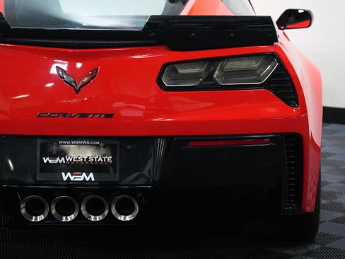 Used 2015 Chevrolet Corvette Z06 w/ 3LZ Preferred Equipment Group RWD image 17