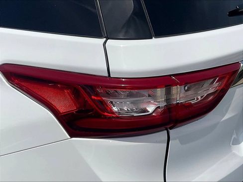 Used 2020 Chevrolet Traverse LT w/ LT Premium Package AWD/4WD image 22