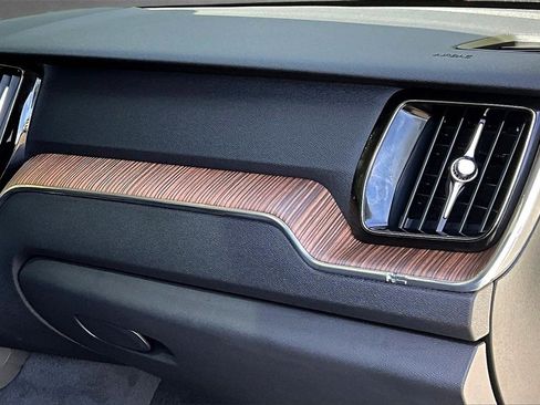 Certified 2022 Volvo XC60 B5 Momentum image 21