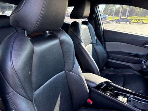 Used 2019 Toyota C-HR XLE FWD image 10