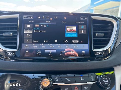 Used 2023 Chrysler Pacifica Touring-L image 22