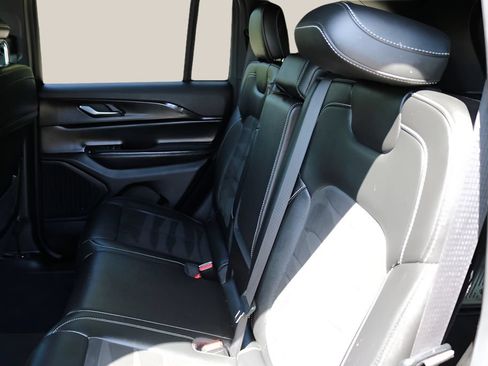 Used 2023 Jeep Grand Cherokee Altitude RWD image 17