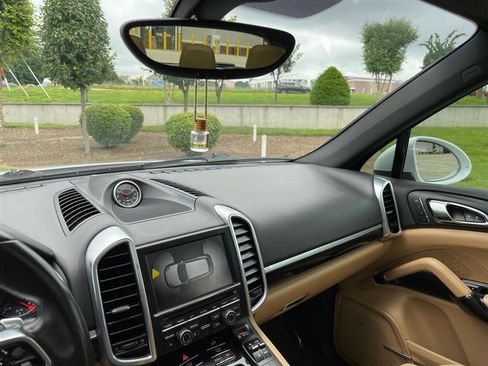 Used 2015 Porsche Cayenne S image 28