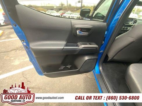 Used 2017 Toyota Tacoma TRD Sport AWD/4WD image 11