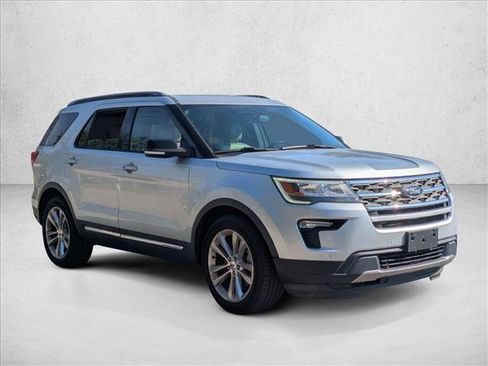 Used 2018 Ford Explorer XLT w/ Equipment Group 202A image 3