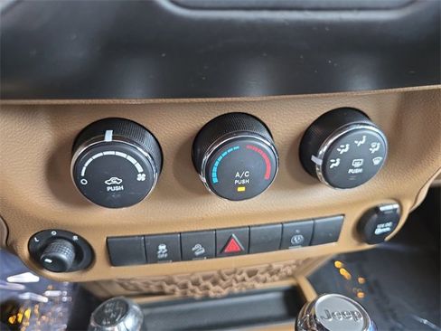 Used 2015 Jeep Wrangler Rubicon w/ Power Convenience Group image 23