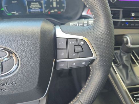 Used 2025 Toyota Sienna Platinum image 22