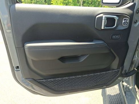 Used 2023 Jeep Wrangler Unlimited Sahara AWD/4WD image 12