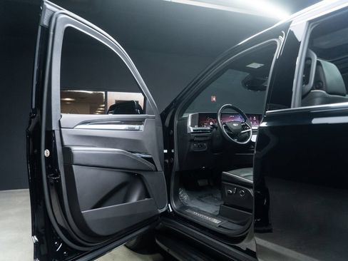 Used 2025 Cadillac Escalade ESV Premium Luxury RWD image 18