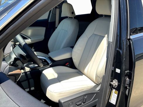 Used 2025 Audi Q5 Premium AWD/4WD image 9