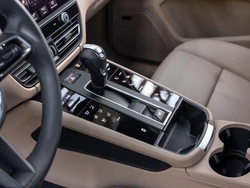 Certified 2026 Porsche Macan AWD/4WD image 38