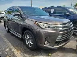 Used 2017 Toyota Highlander LE FWD image 1