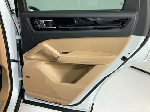 Certified 2023 Porsche Cayenne AWD/4WD image 19