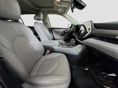 Certified 2025 Toyota Highlander Limited image 30