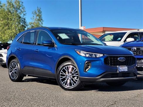 Used 2023 Ford Escape SE w/ Class II Trailer Tow Package image 2