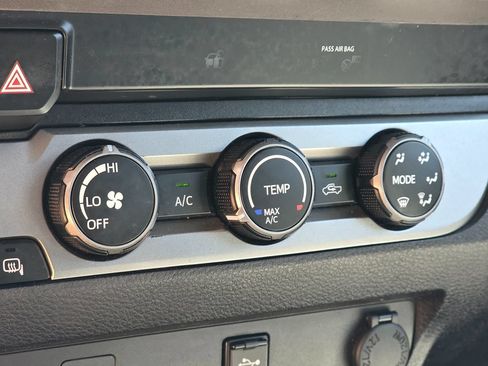 Used 2019 Toyota Tacoma SR5 RWD image 41