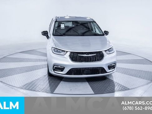 Used 2024 Chrysler Pacifica Touring-L image 15