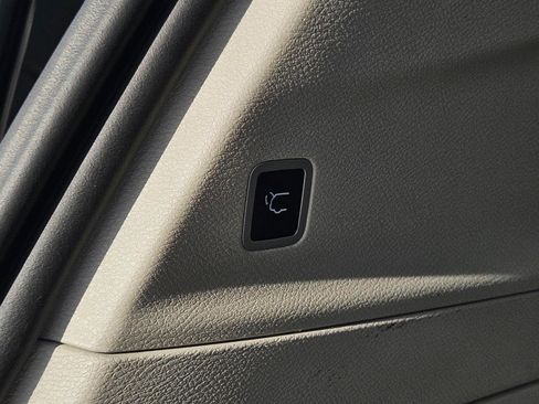 Used 2023 Chrysler Pacifica Touring-L image 10