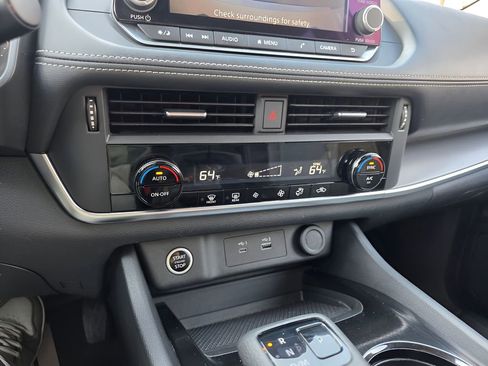 Used 2023 Nissan Rogue SV image 24