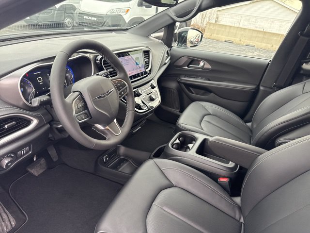 New 2026 Chrysler Pacifica Select AWD/4WD image 24