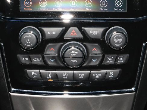 Used 2022 Jeep Grand Cherokee Laredo X image 21