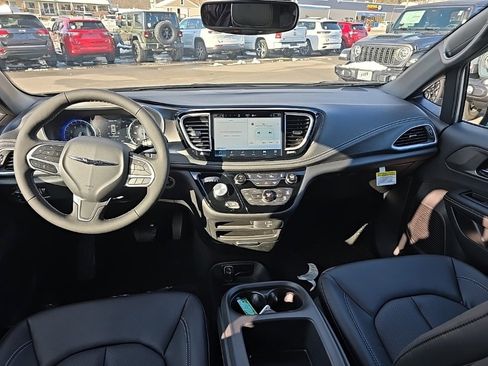 New 2026 Chrysler Pacifica Select image 18