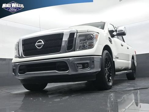 Used 2017 Nissan Titan SL w/ SL Towing Convenience Package RWD image 19