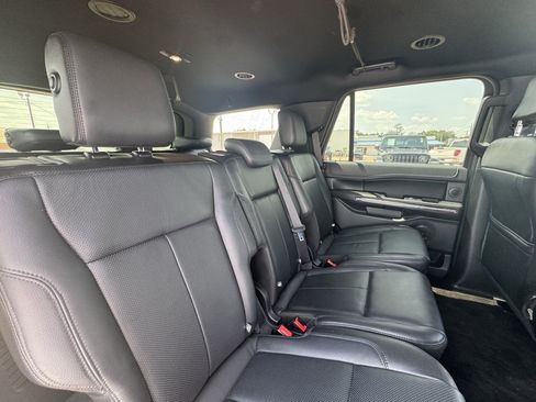 Used 2018 Ford Expedition XLT w/ Equipment Group 202A RWD image 32