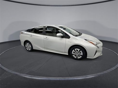 Used 2018 Toyota Prius Four image 2