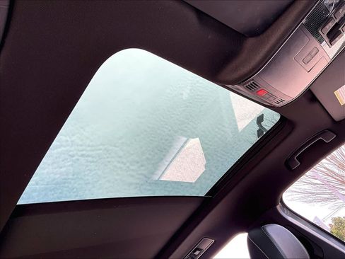 Used 2023 Volkswagen Tiguan SE R-Line image 22