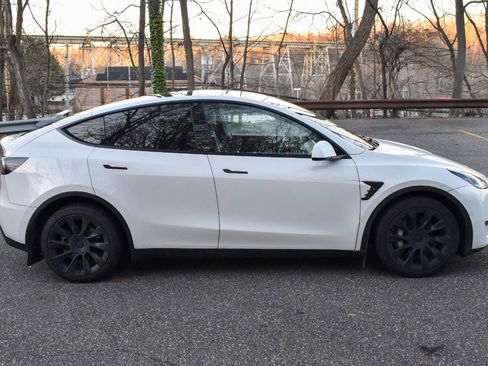 Used 2021 Tesla Model Y Long Range image 11